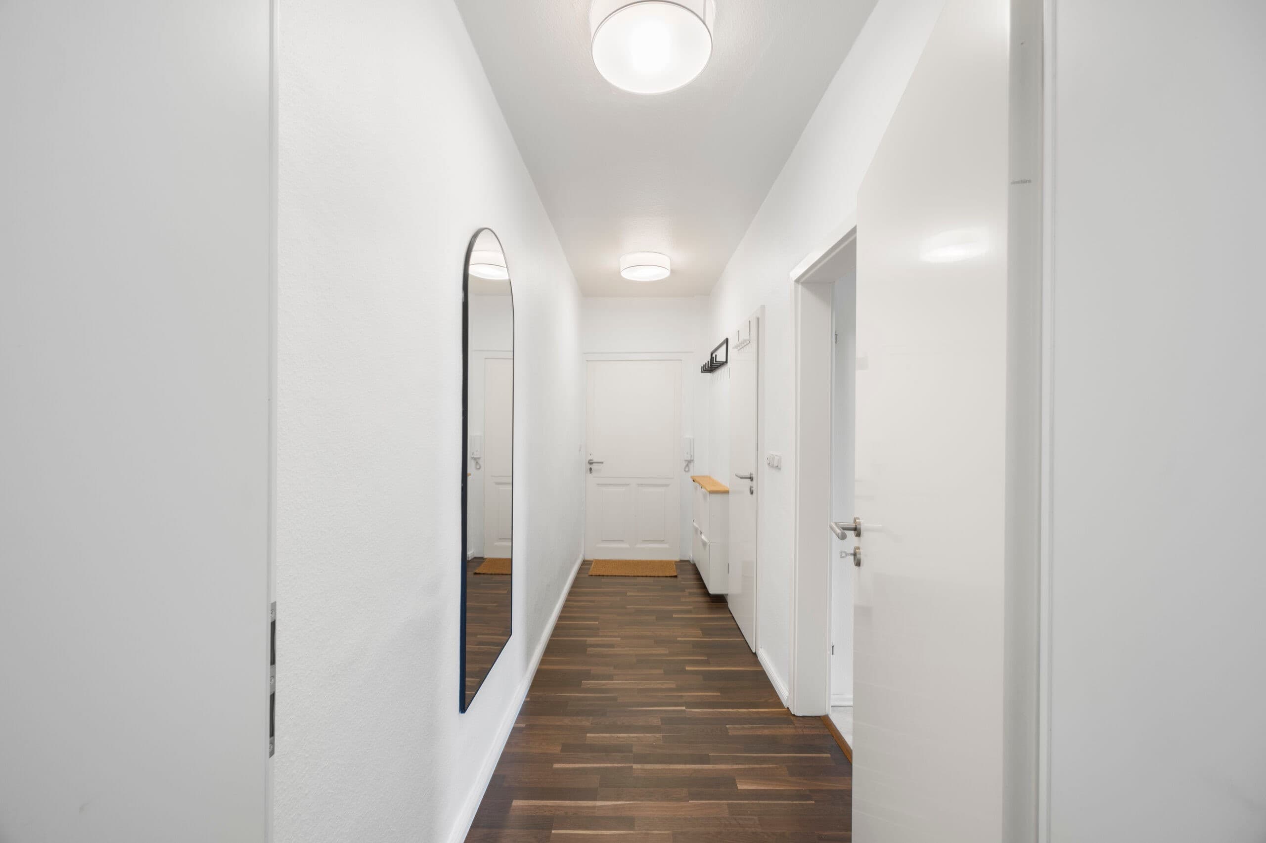 Flur mit integrierter Garderobe und großem Spiegel