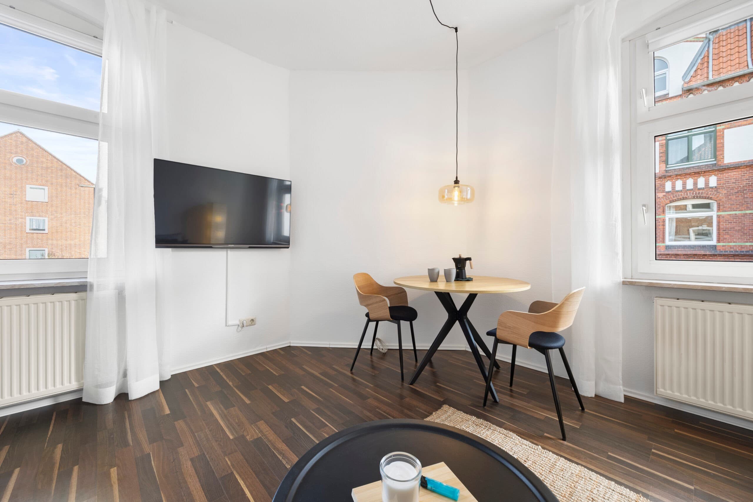 Sofa mit Kissen und warmen Lichtquellen im Wohnbereich