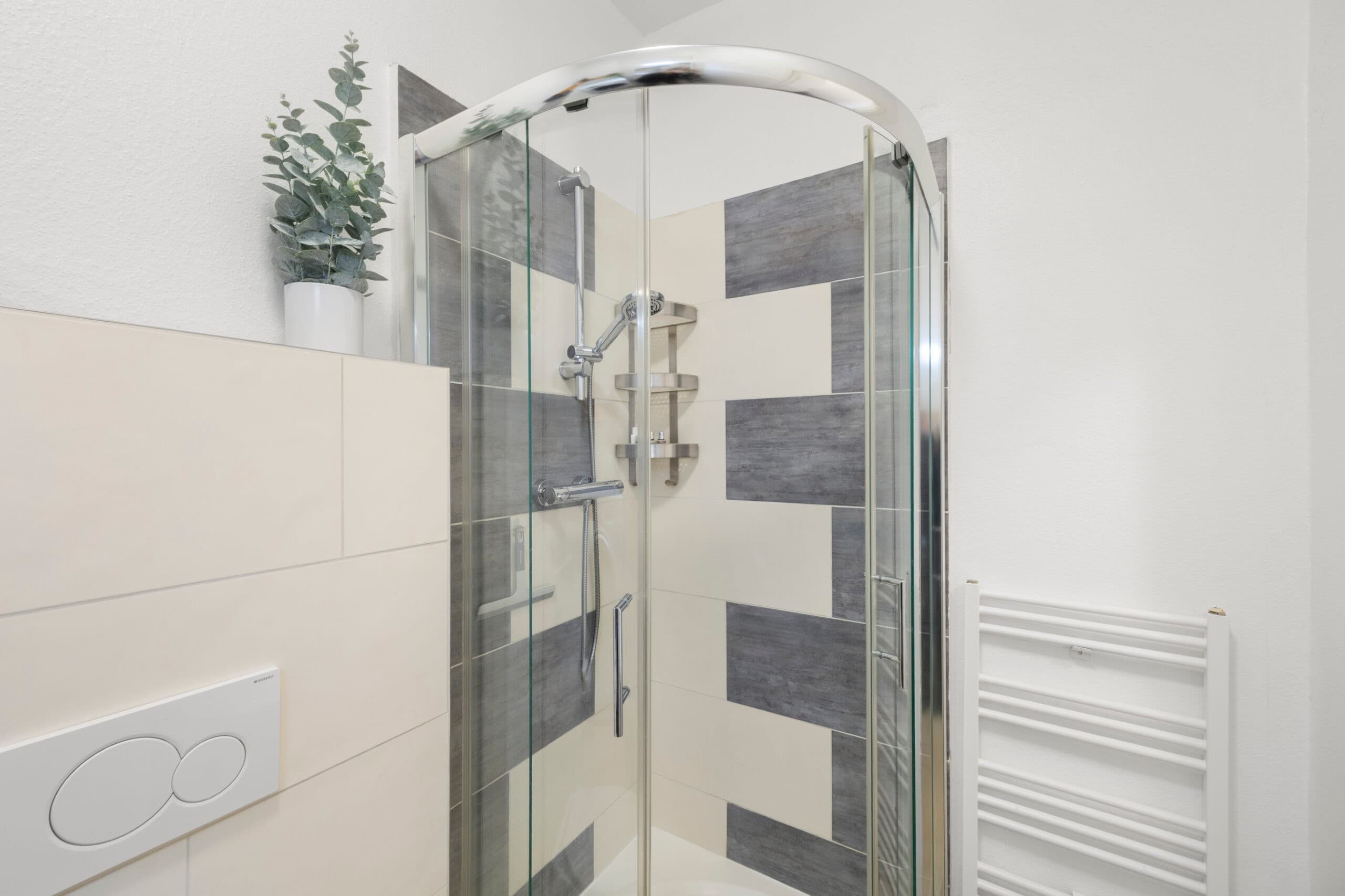 Waschbecken und Spiegel im Badezimmer