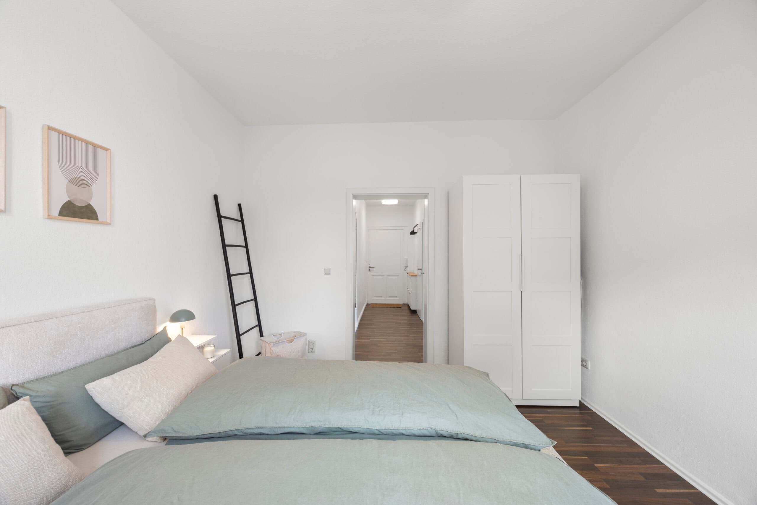 Schlafzimmer in heller, zurückhaltender Gestaltung