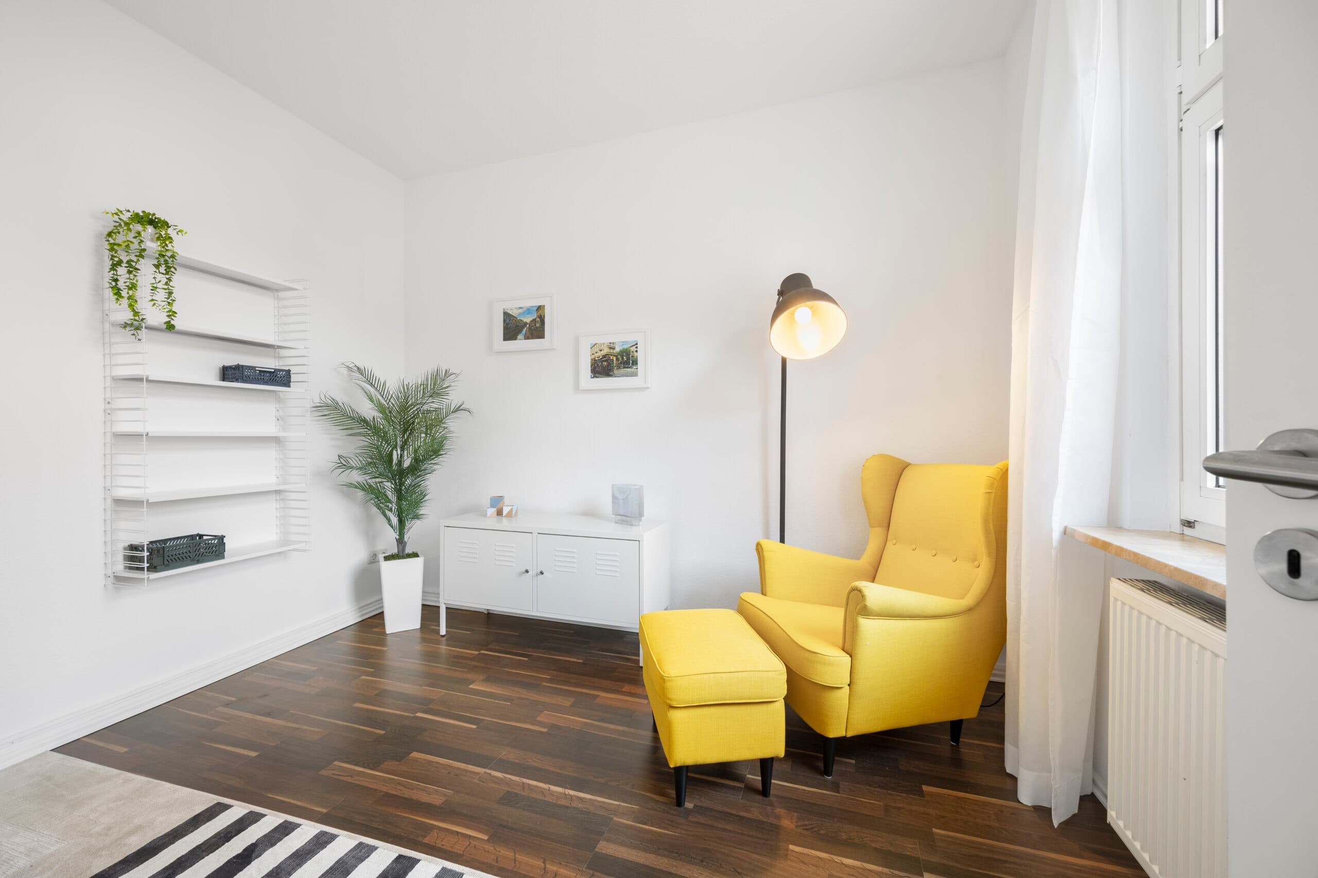 Arbeitszimmer mit Schreibtisch am Fenster und Bürostuhl
