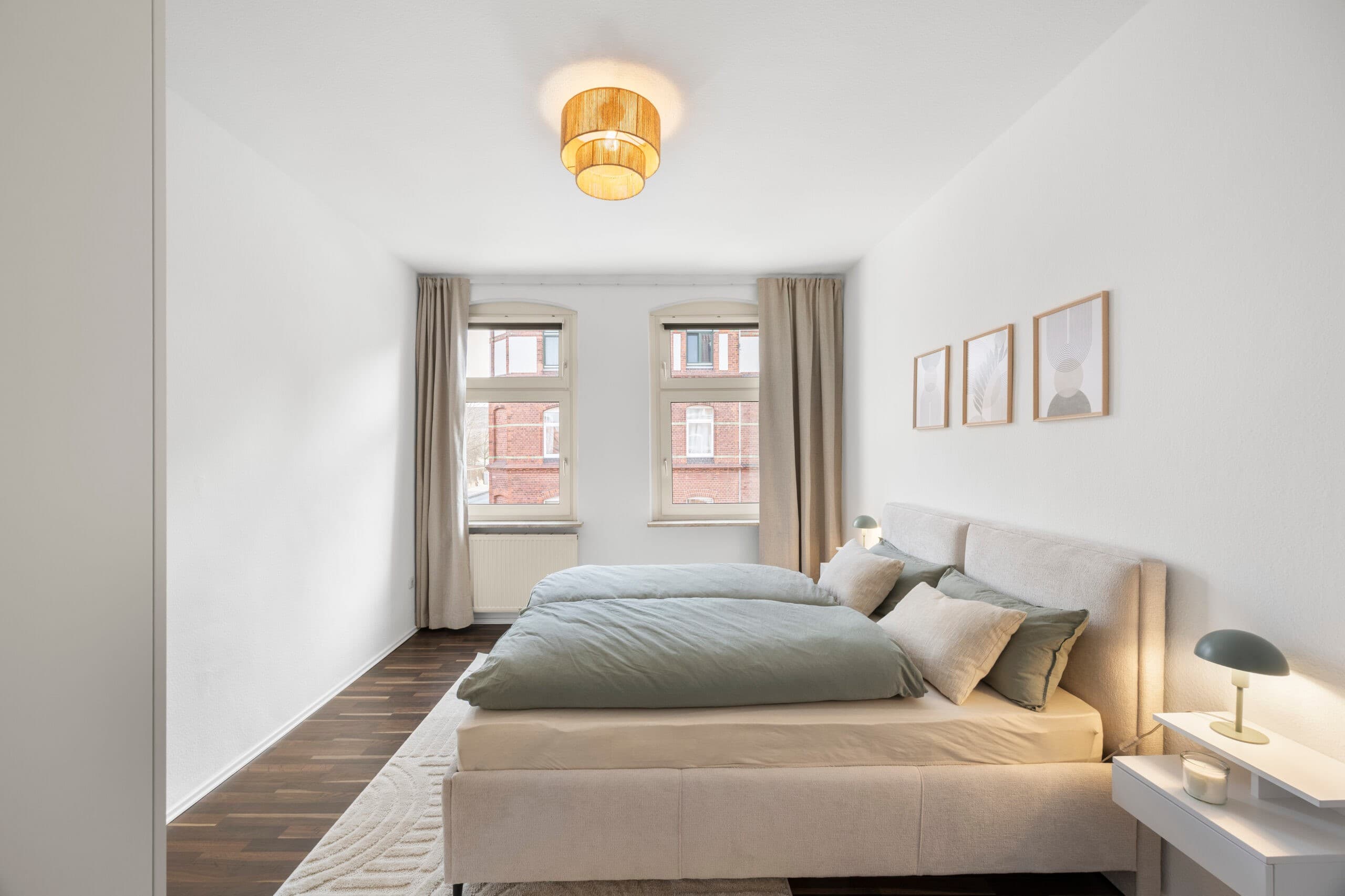 Schlafzimmer mit Doppelbett und gepolstertem Kopfteil