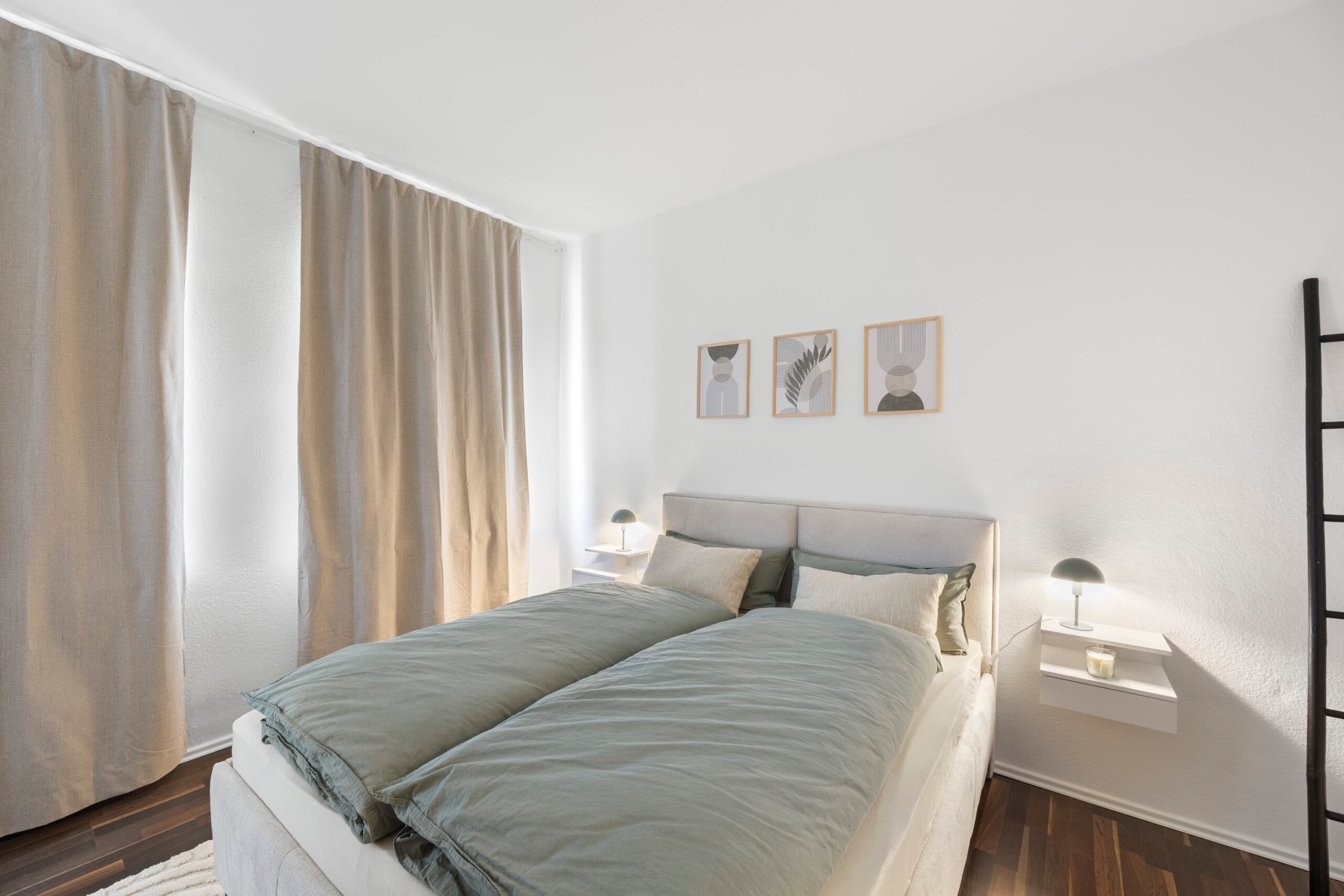 Schlafzimmer mit Stauraum und schlankem Herrendiener