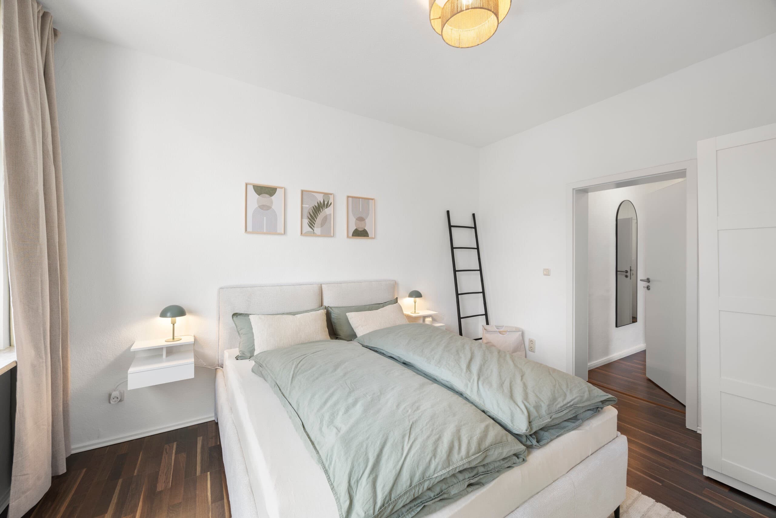 Nachttisch und Leselampe neben dem Doppelbett